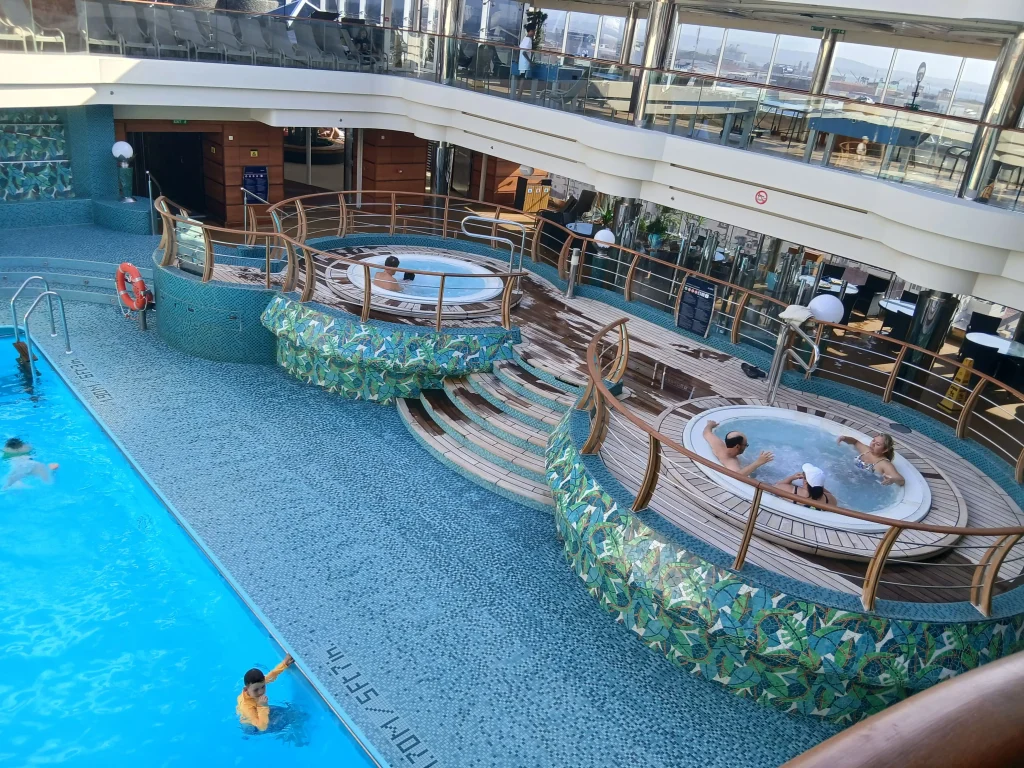 MSC Divina avis - Les piscines et espaces détente