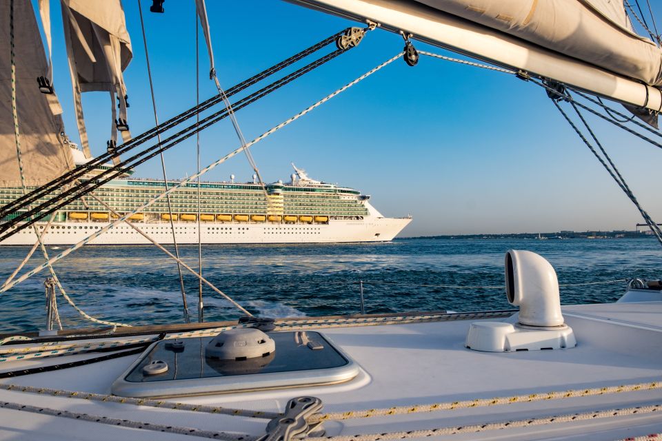 Boat tour on the Tagus lisbon