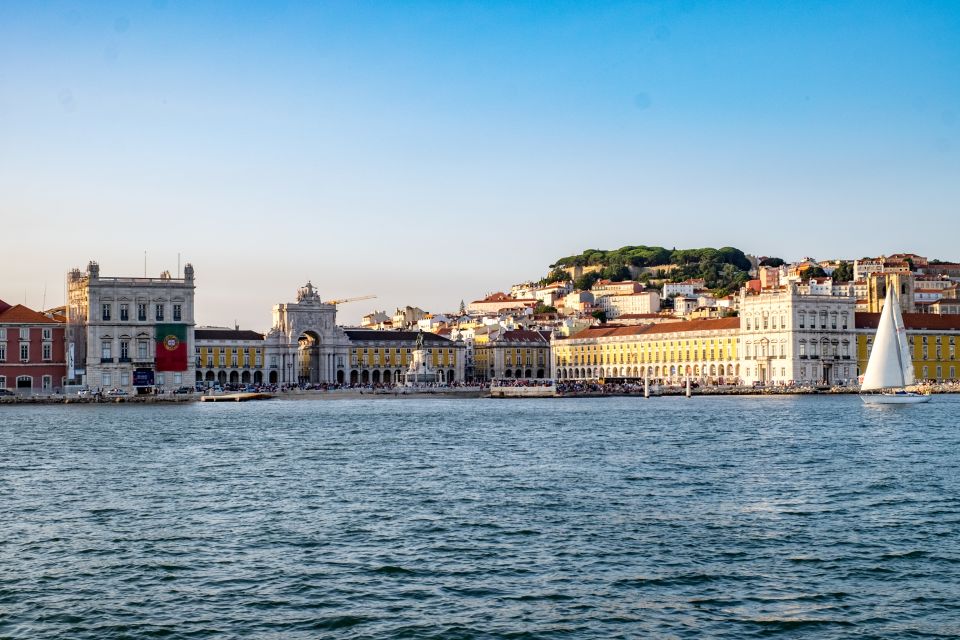 Boat tour on the Tagus lisbon