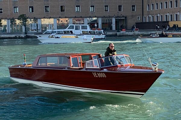 Comment s'appellent les bateaux à Venise Les motorscafi à Venise