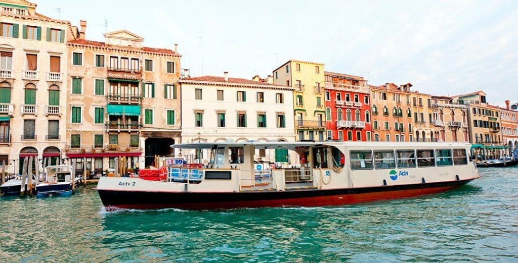 Comment s'appellent les bateaux à Venise Les vaporettos à venise