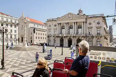 Scalo di crociera a Lisbona autobus turistico