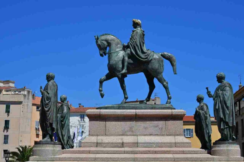 place-de-gaulle-monument-napoleon ajaccio